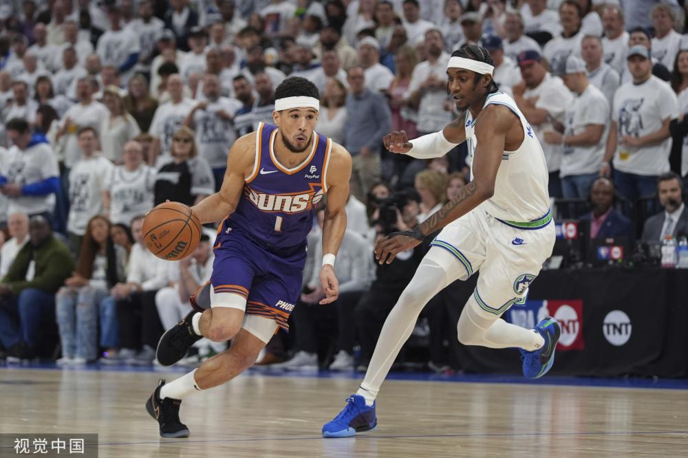 并借助两人 并借助两人